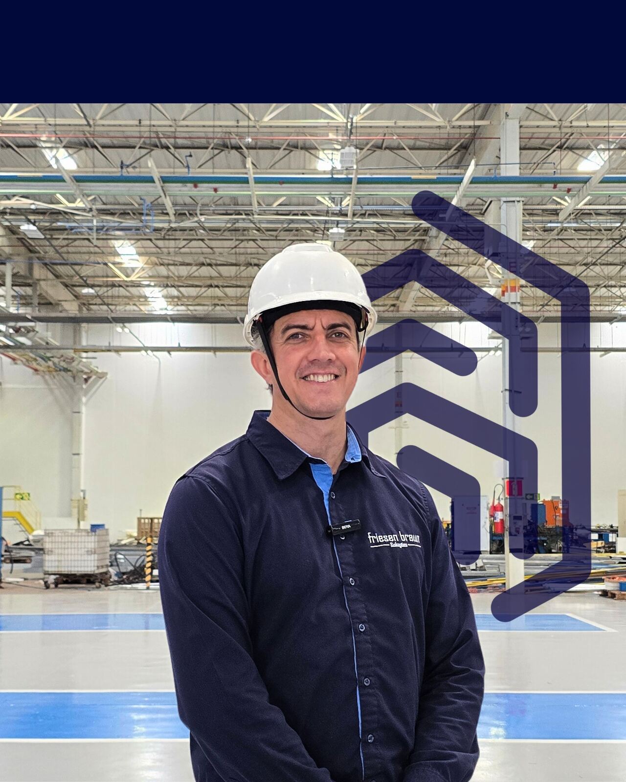 Elton Friesen Braun de capacete em uma obra industrial